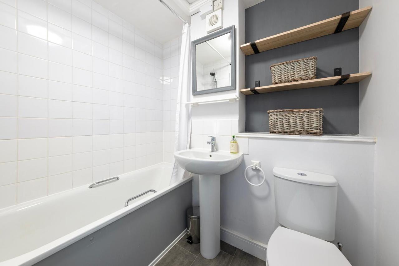 Super City Centre Apartment - Two Bedrooms, Perfect Location Bath Bagian luar foto